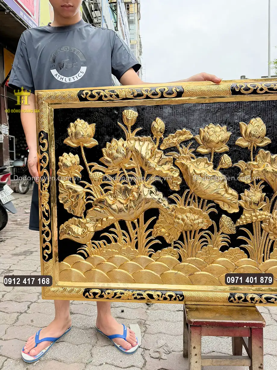 Họa tiết hoa sen được chạm th&uacute;c nổi sắc n&eacute;t